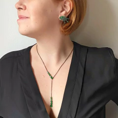 detalhe combinação com o colar semijoia gravata em zircônias esmeraldas banhado a ródio negro