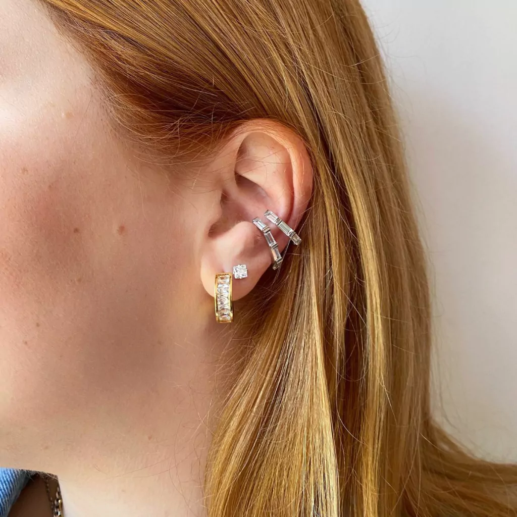 Brinco earhook baguetes zircônias banho ouro