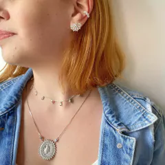 detalhe combinação com o colar choker semijoia em baguetes zircônias banhado a ródio