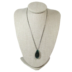 colar semijoia em gota cristal calcedônia cor esmeralda banhado a ródio negro