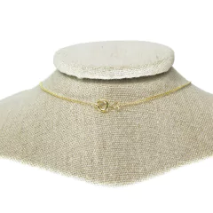 detalhe fecho colar do  conjunto semijoia gota grande em cristal esmeralda fusion banhado a ouro 18k