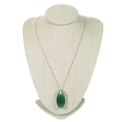detalhe colar do  conjunto semijoia gota grande em cristal esmeralda fusion banhado a ouro 18k