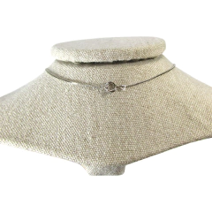 detalhe fecho colar do conjunto semijoia gota cristal cor ametista banhado a ródio