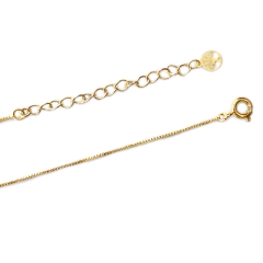 detalhe fecho do colar semijoia patuá com pedra ametista para proteção e equilibrio espiritual, banhado a ouro 18K