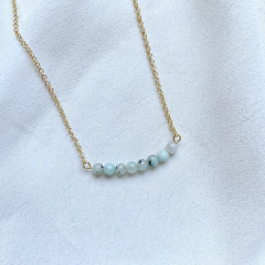 detalhe do colar semijoia energética de pedrinhas naturais jaspe kiwi banhado a ouro 18k