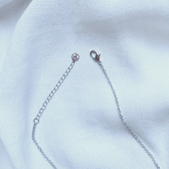 detalhe fecho do colar semijoia energética de pedrinhas naturais banhado a ródio branco