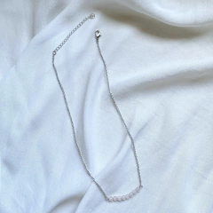 colar semijoia energética de pedrinhas naturais quartzo rosa banhado a ródio branco