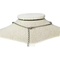 detalhe fecho do colar semijoia choker com pingentes de estrelas e bolinhas banhado a ródio negro