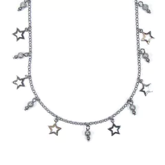 detalhe do colar semijoia choker com pingentes de estrelas e bolinhas banhado a ródio negro