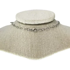 fecho do colar choker semijoia com ponto de luzes em zircônias banhado a ródio negro