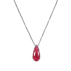 detalhe do colar semijoia com pingente gota cristal rubi fusion banhado a ródio negro