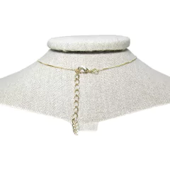 detalhe fecho do colar semijoia oval de letras cravejados em zircônias banhado a ouro 18k