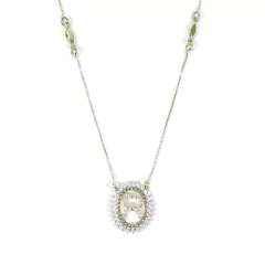 detalhe do colar semijoia oval de letra R cravejados em zircônias banhado a ouro 18k