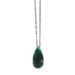 detalhe colar semijoia em gota cristal calcedônia cor esmeralda banhado a ródio negro