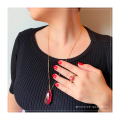 detalhe na modelo do colar semijoia gota grande em cristal rubi fusion banhado a ouro 18k