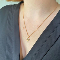 detalhe na modelo do colar semijoia pingente árvore da vida com cristais coloridos banhado a ouro 18k