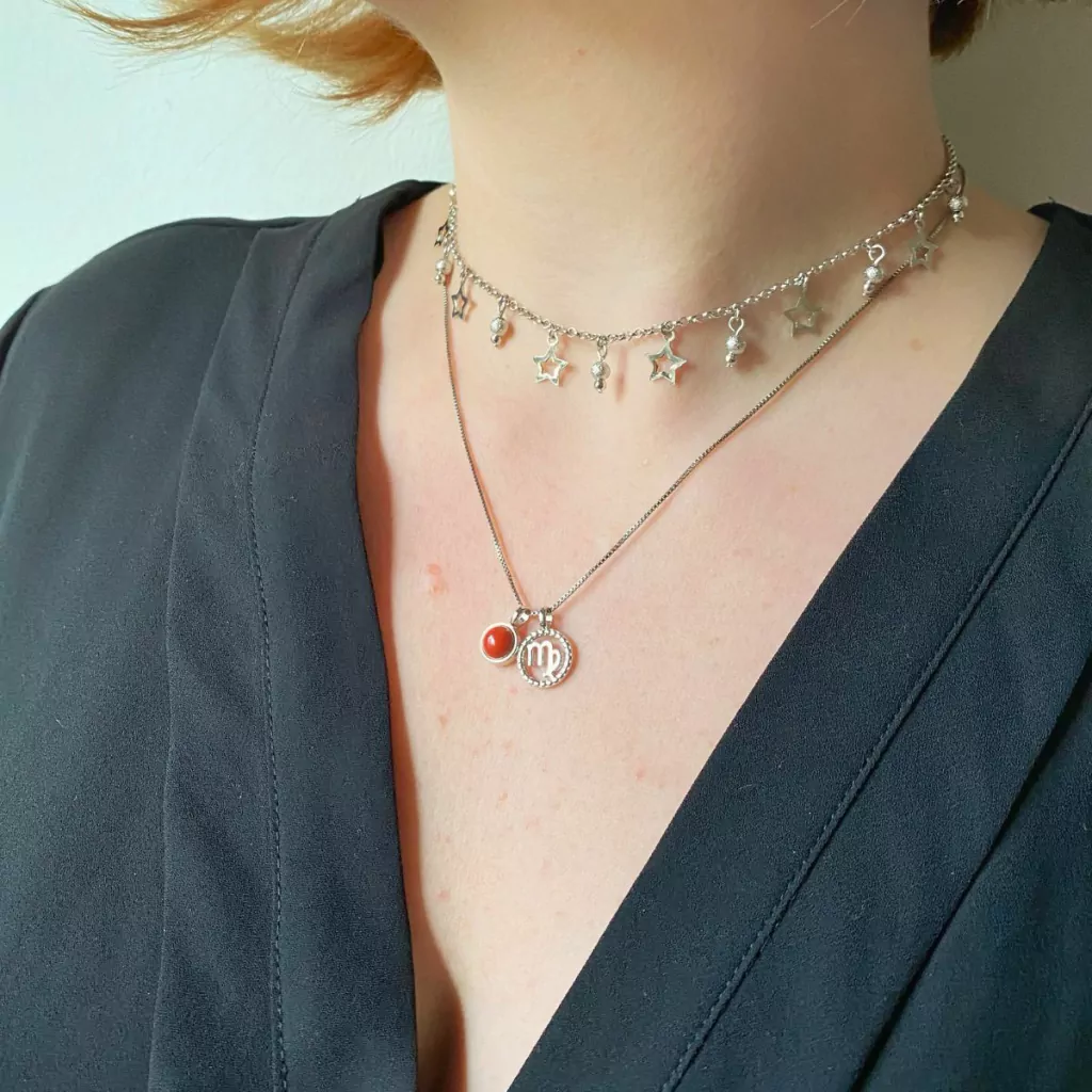 Colar signo Virgem howlita salmão banho ródio