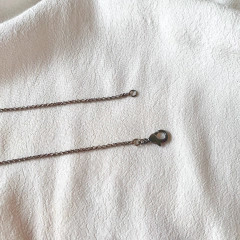 detalhe fecho do detalhe do colar semijoia masculino pingente luta banhado a ródio negro
