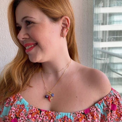 detalhe do colar semijoia patuá com pedra ametista para proteção e equilibrio espiritual, banhado a ouro 18K