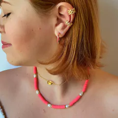 detalhe na modelo do colar semijoia borrachinha coral e pérola água doce banhado a ouro 18k