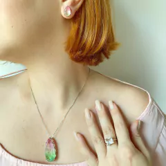 detalhe na modelo do conjunto brinco e colar semijoia gota cristal rainbow melancia banhado a ródio branco