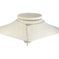 fecho do colar semijoia do signo Libra com pedra amazonita bege banhado a ródio branco