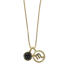 detalhe do colar semijoia do signo Escorpião com pedra ágata preta banhado a ouro 18k