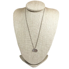 colar semijoia do signo Sagitário com pedra quartzo rosa em prata envelhecida