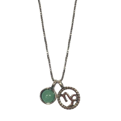 detalhe do colar semijoia do signo Capricórnio com pedra quartzo verde em prata envelhecida