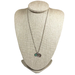 colar semijoia do signo Capricórnio com pedra quartzo verde em prata envelhecida