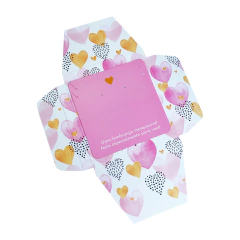 detalhe aberto da cartela envelope estampado de corações com tag para semijoia