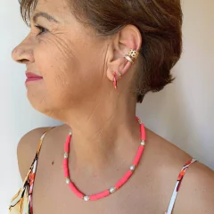 detalhe na modelo do colar semijoia borrachinha coral e pérola água doce banhado a ouro 18k