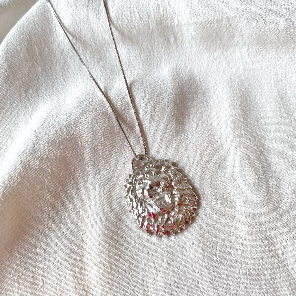 Colar leão banho ródio