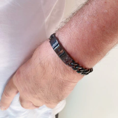 detalhe no pulso da pulseira masculina Pai Nosso corrente grumet aço preta