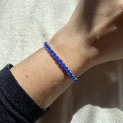 detalhe no pulso da pulseira semijoia ajustável riviera azul safira banhada a ródio