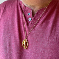 detalhe no modelo do colar semijoia masculino pingente luta banhado a ouro 18k