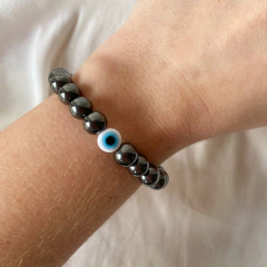 detalhe no pulso da pulseira semijoia olho grego com pedras hematita para proteger contra as negatividades 