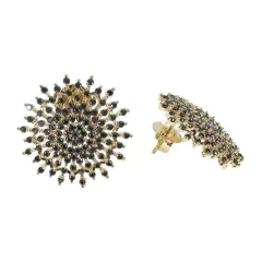 detalhe de lado do brinco semijoia redondo de microzircônias pretas banhado a ouro 18k