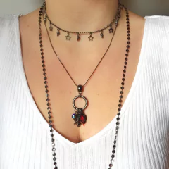 detalhe no corpo do colar semijoia choker com pingentes de estrelas e bolinhas banhado a ródio negro