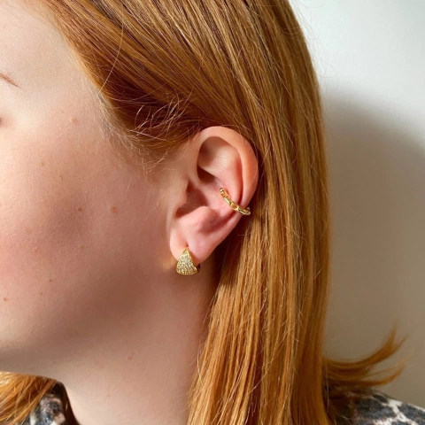 detalhe na modelo do brinco semijoia piercing corrente elos banho ouro