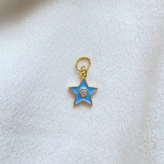detalhe da pulseira semijoia energética banhada a ouro com pingente de estrela esmaltada em cor azul celeste e pérola para trabalhar a divino feminino
