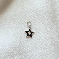 detalhe da pulseira semijoia energética banhada a ouro com pingente de estrela esmaltada em cor preta e pérola para trabalhar a divino feminino