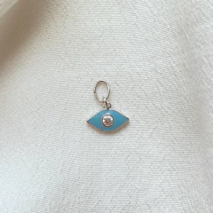 detalhe da pulseira semijoia energética banhada a ouro com pingente de olho grego esmaltado em cor azul celeste e pérola para trabalhar a proteção feminina