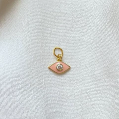 detalhe da pulseira semijoia energética banhada a ouro com pingente de olho grego esmaltado em cor salmão e pérola para trabalhar a proteção feminina