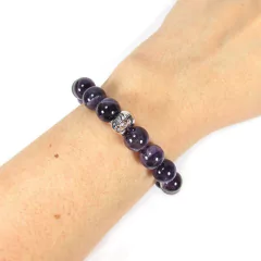 detalhe no pulso da pulseira semijoia handmade de pedras naturais ametista com pingente Buda banhado a ródio