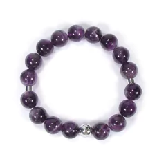 detalhe de cima da pulseira semijoia handmade de pedras naturais ametista com pingente Buda banhado a ródio