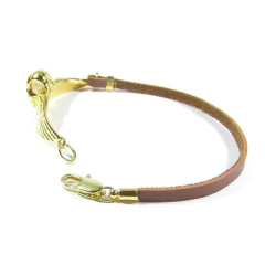 detalhe fecho da pulseira semijoia handmade masculina de couro sintético marrom e pingente caveira com asa banhada a ouro 18k