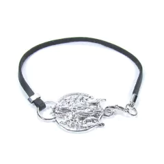 detalhe fecho da pulseira semijoia handmade de couro sintetico preto com pingente lobo banhado a ródio branco