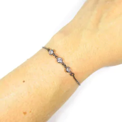 detalhe no pulso da pulseira semijoia ajustável com ponto luzes zircônias banhada a ródio negro