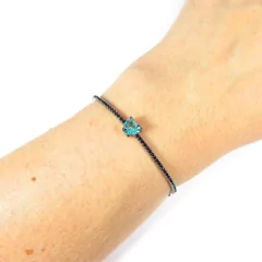 detalhe no pulso da pulseira semijoia ajustável coração turmalina rutilada e riviera negra banhada a ródio negro